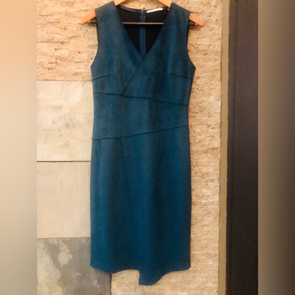 Tahari V Neck & Sleeveless Stunning Emerald Green Asymmetrical Hemline Size 4